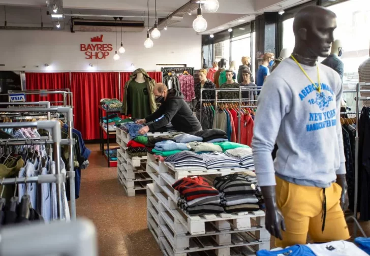 Para intentar que bajen los precios, reducen aranceles a la importación de ropa, calzado y telas