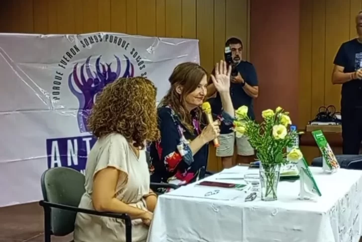 En Necochea: La Ministra Estela Diaz presentó un libro y criticó al Gobierno Nacional