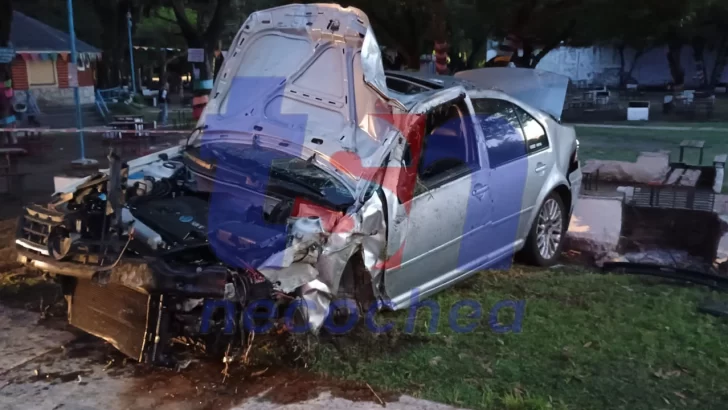 Accidente en Pinolandia: un auto chocó contra las parrillas