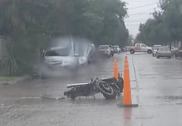 Fuerte choque: una moto colisionó con un auto