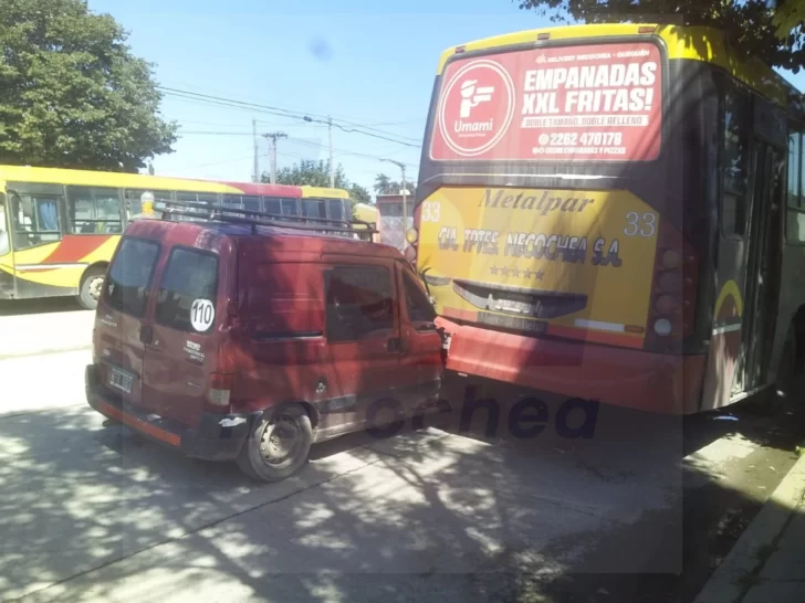 Fuerte choque entre un utilitario  y un colectivo