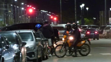 Quisieron evitar un operativo de tránsito, se cayeron y abandonaron la moto