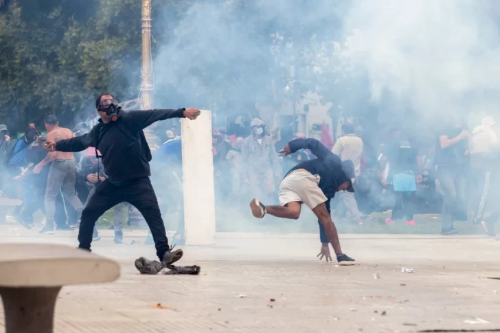 Violencia fuera del Congreso: liberaron a 94 personas