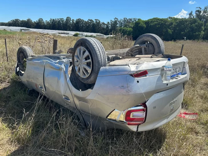 Volcaron con el auto y agradecen a quienes los ayudaron