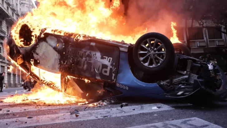 Graves incidentes, destrozos, heridos y represión en la marcha de los jubilados