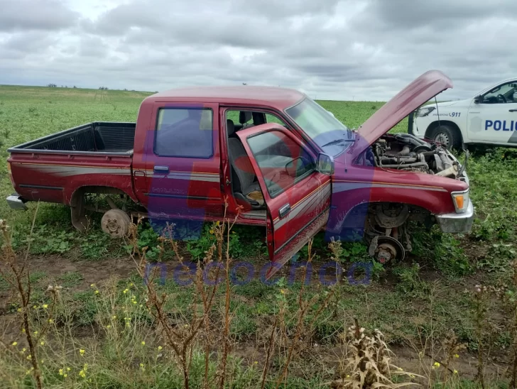 Encontraron sin ruedas ni batería la camioneta robada ayer