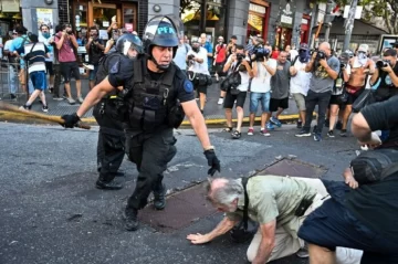 Tras el cacerolazo, cientos de personas marcharon a Plaza de Mayo