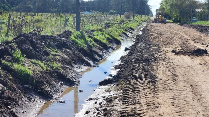 Realizan mejoras y entoscado en calles de Quequén