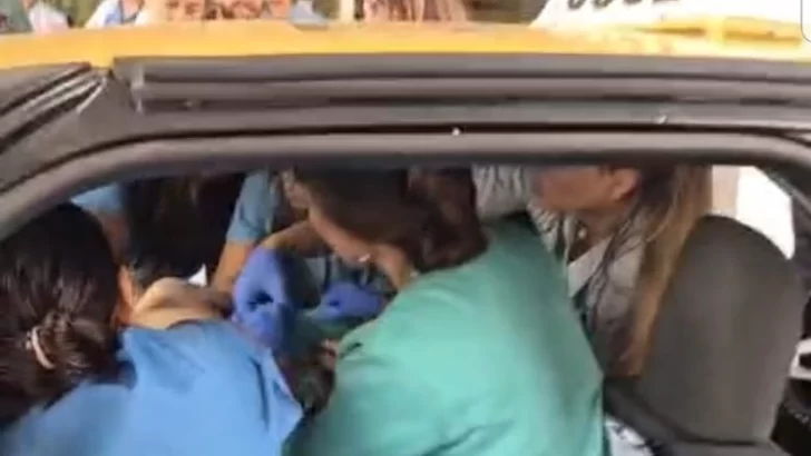 Conmovedor video: dió a luz arriba de un taxi