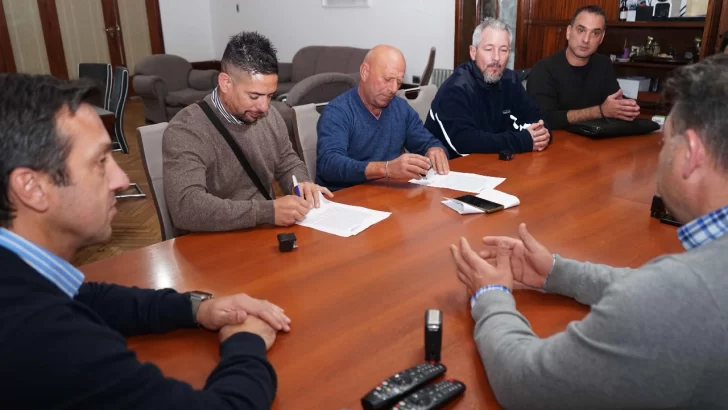 Firmaron un 26% de aumento para los empleados municipales