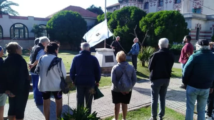 En el Hogar Raimondi se izó la bandera de Malvinas