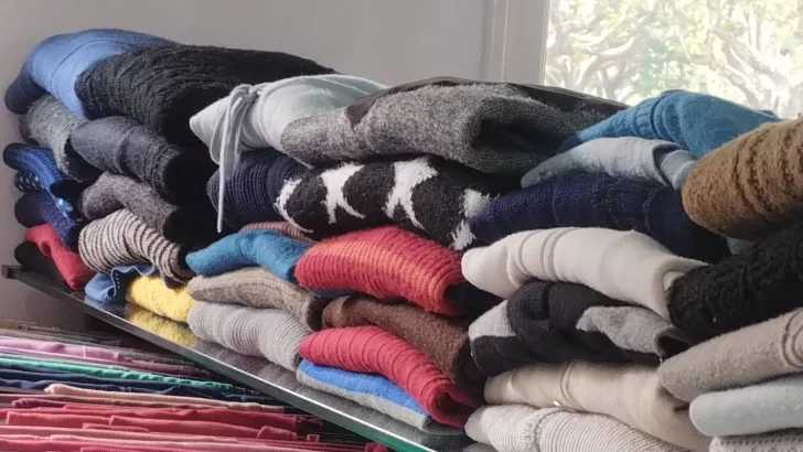Abrígate con solidaridad: llegó la ropa de invierno a la feria de la Cooperadora del Hospital