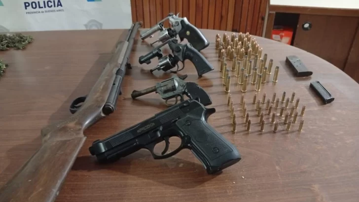 Aprehendieron a seis personas en la investigación por el hombre que apareció baleado en la arena