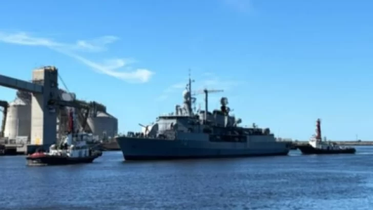 ¡Impresionante!: así ingresaba a Puerto Quequén el buque destructor de la Armada Argentina