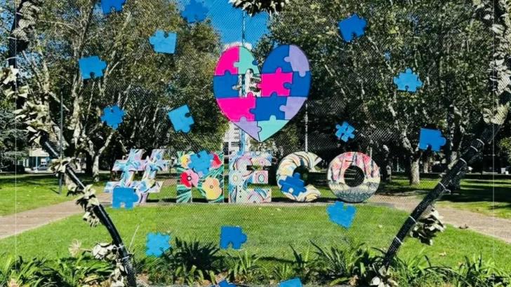 Por qué luce así decorado el corazón de la plaza Dardo Rocha