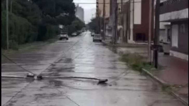 Los fuertes vientos provocaron la caída de un poste en la Villa Balnearia