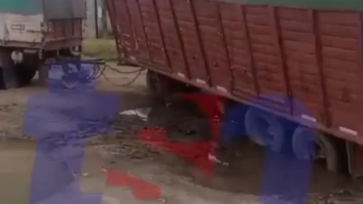 Se encajó un camión en una de las colectoras de ingreso a ACA y está a punto de volcar