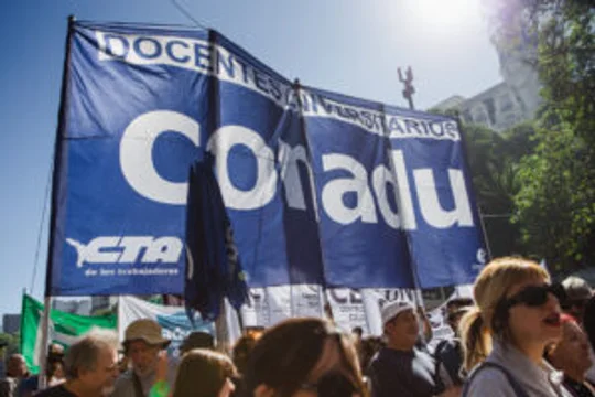 Paro de 24 horas de docentes universitarios por mejoras salariales