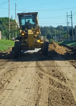 Mantenimiento vial: el EMSUR trabaja en calles de tierra de la ciudad y el distrito