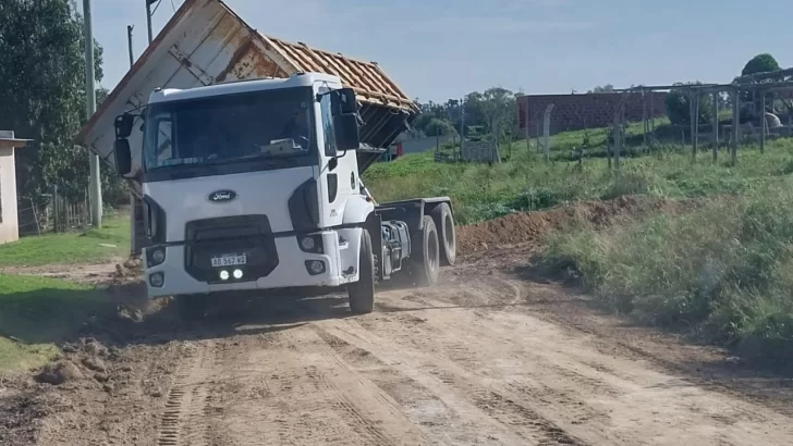 Mejoran y repasan diversas calles de tierra en Necochea y Quequén