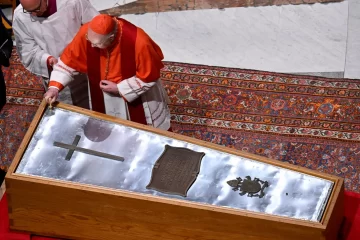 Cerraron el féretro del papa Francisco y comienzan los preparativos para el funeral