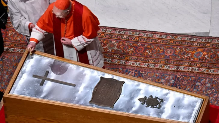 Cerraron el féretro del papa Francisco y comienzan los preparativos para el funeral