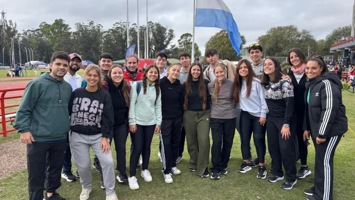 Alumnos necochenses de Educación Física vivieron el Sudamericano de Atletismo en primera persona