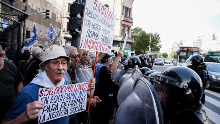 Otra vez hubo incidentes, gases y detenidos en una marcha de jubilados