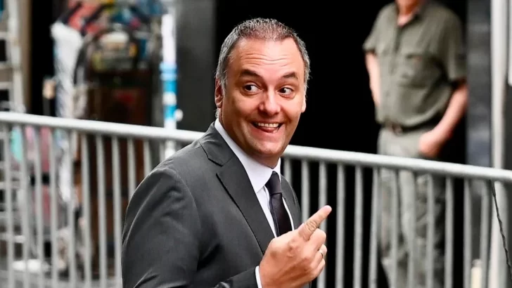 Adorni justificó las críticas de Milei al periodismo: “Sale a contestar con toda la fuerza que considera”