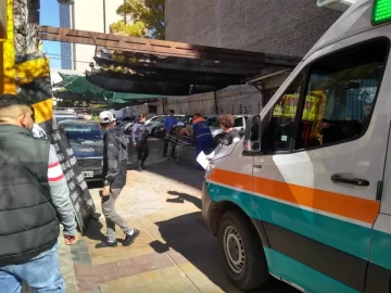 Una mujer se arrojó desde el sexto piso, cayó al cuarto, se volvió a tirar y sobrevivió