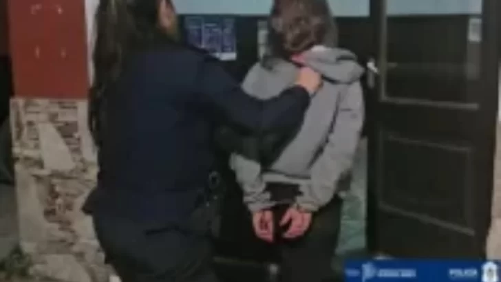 Una joven irrumpió en una casa portando un arma blanca