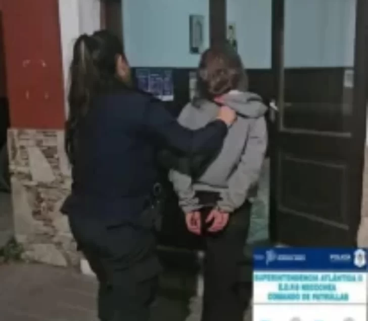 Una joven irrumpió en una casa portando un arma blanca