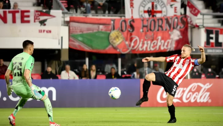 Estudiantes comenzó ganando pero Universidad de Chile lo dio vuelta en La Plata