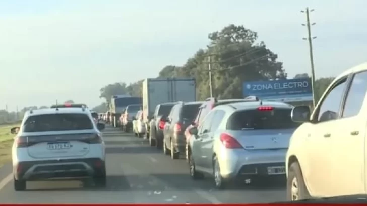 Éxodo turístico: accidente en la ruta 2 provoca caos de tránsito y demoras