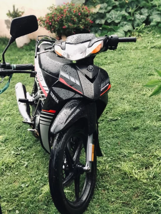 Robaron una moto desde adentro de una vivienda
