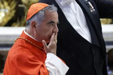 El cardenal suspendido por Francisco renunció a participar en el cónclave