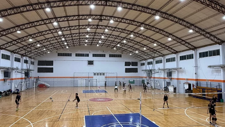 Colocaron nueva iluminación en el polideportivo de San Cayetano