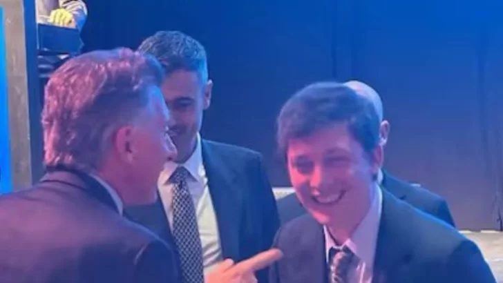 Mauricio Macri y Santiago Caputo se abrazaron y bromearon en público