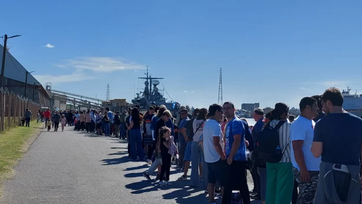 Furor por visitar el destructor de la Armada Argentina amarrado en Puerto Quequén