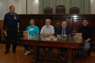 Rojas y Schwarz participaron de la presentación del libro “100 Historias en Clubes Bonaerenses”