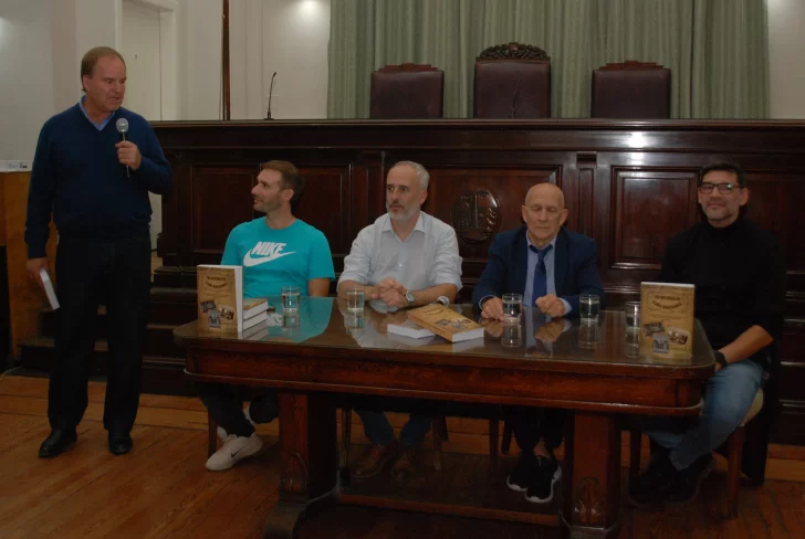 Rojas y Schwarz participaron de la presentación del libro “100 Historias en Clubes Bonaerenses”