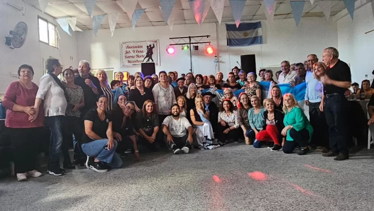 Los jubilados festejaron un nuevo encuentro entre danzas, tortas fritas y los colores de la patria