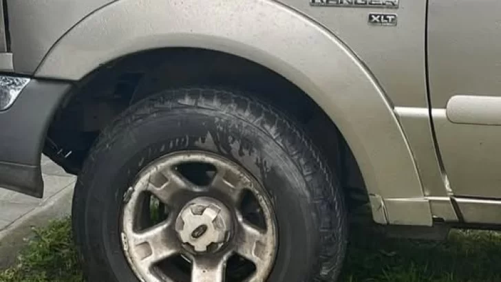 Robaron una rueda de auxilio y botines Adidas de una casa