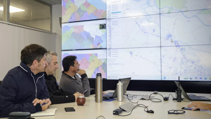 Kicillof encabezó una reunión de emergencia en el centro operativo que coordina la asistencia frente al temporal