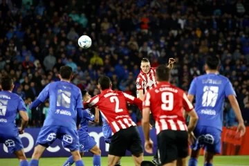 Estudiantes goleó a la Universidad de Chile como visitante y es nuevo líder del Grupo A