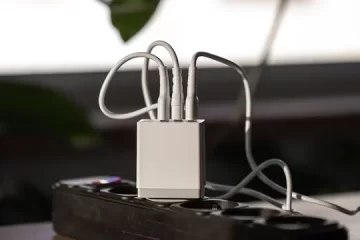 Por qué deberías desenchufar el cargador de la notebook: riesgo oculto y más consumo de luz