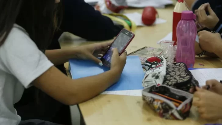 Aplican pautas para el uso de celulares en escuelas municipales