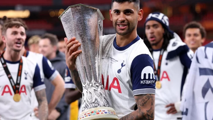 “Cuti” Romero ganó su primer título en clubes al alzar la Europa League