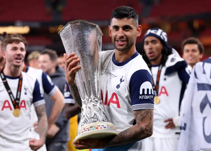 “Cuti” Romero ganó su primer título en clubes al alzar la Europa League