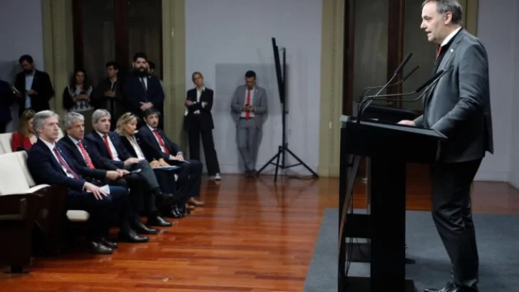 El Gobierno anunció un plan más moderado del esperado para blanquear dólares